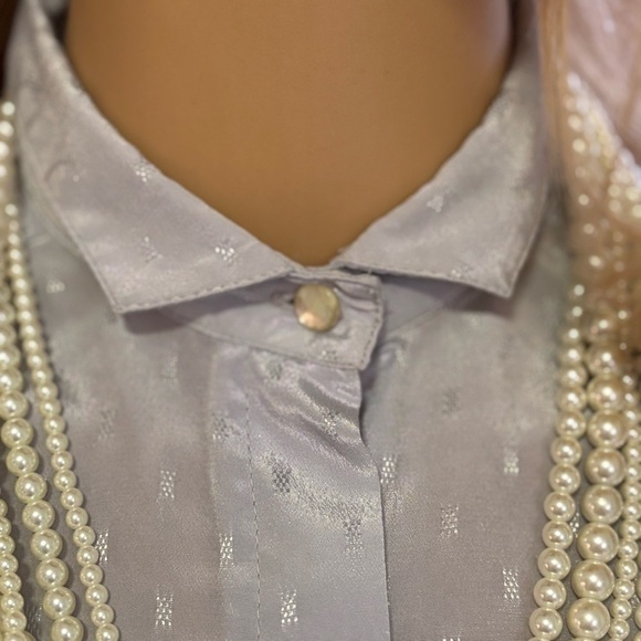FEMININE DRESSY LIGHT GRAY WITH SHEEN BLOUSE AND IRIDESCENT WHITE BUTTONS SIZE 6 - Picture 2 of 11